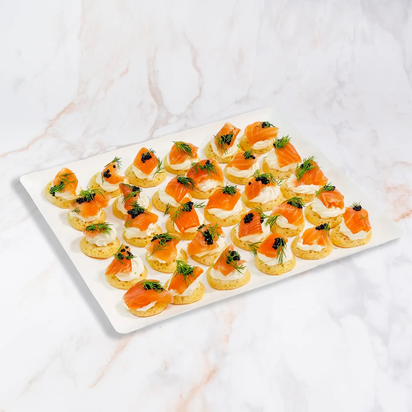 Découvrez notre plateau apéritif blinis saumon fumé maison et œuf tobiko conçu pour les évènements d'entreprise. Une planche traiteur livrée rapidement à votre bureau : Ingrédients frais, locaux, éco-responsables. Livraison Paris & IDF. Commandez dès maintenant chez les Jardins d’Epicure.