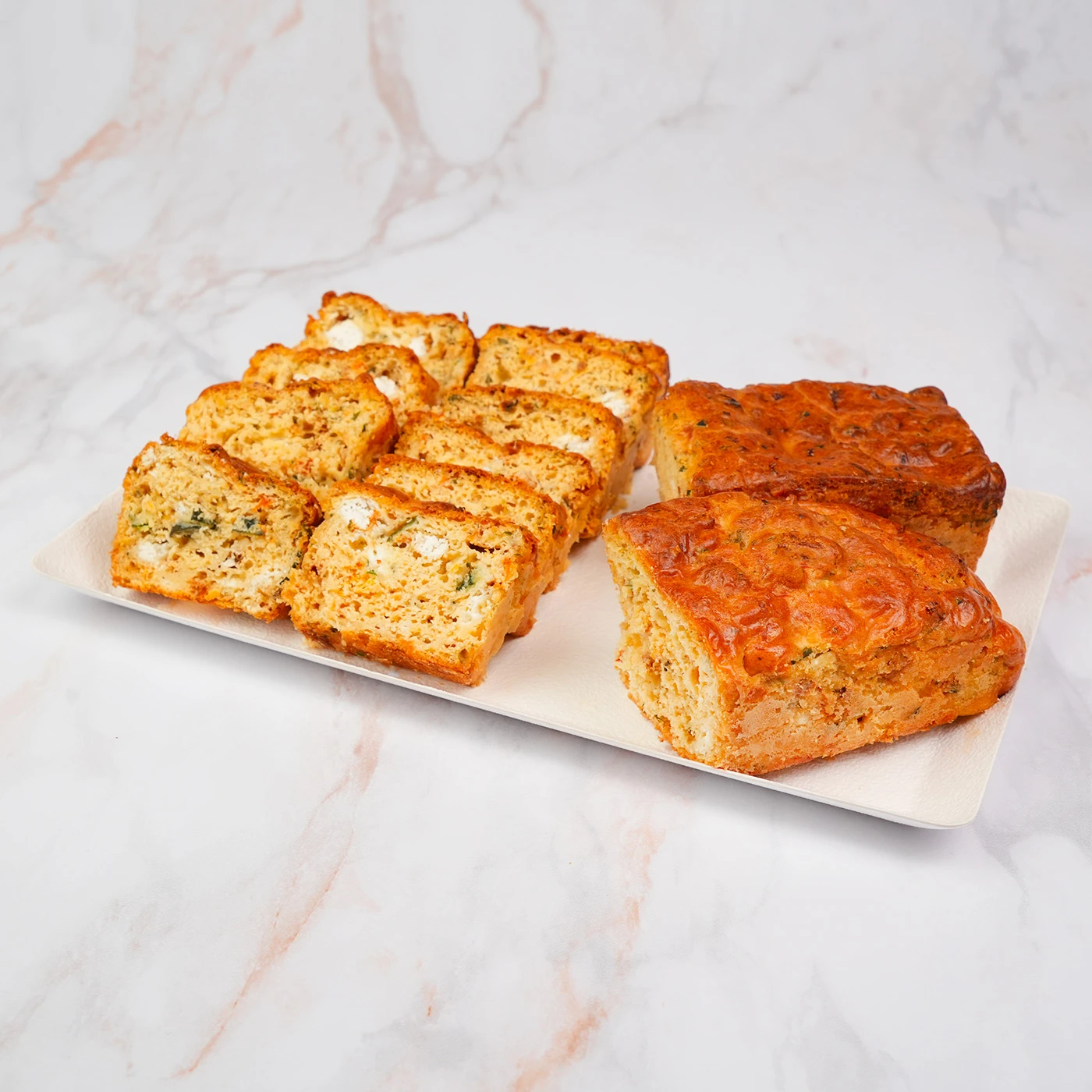 Cake salé tomate chèvre tranché prêt à servir