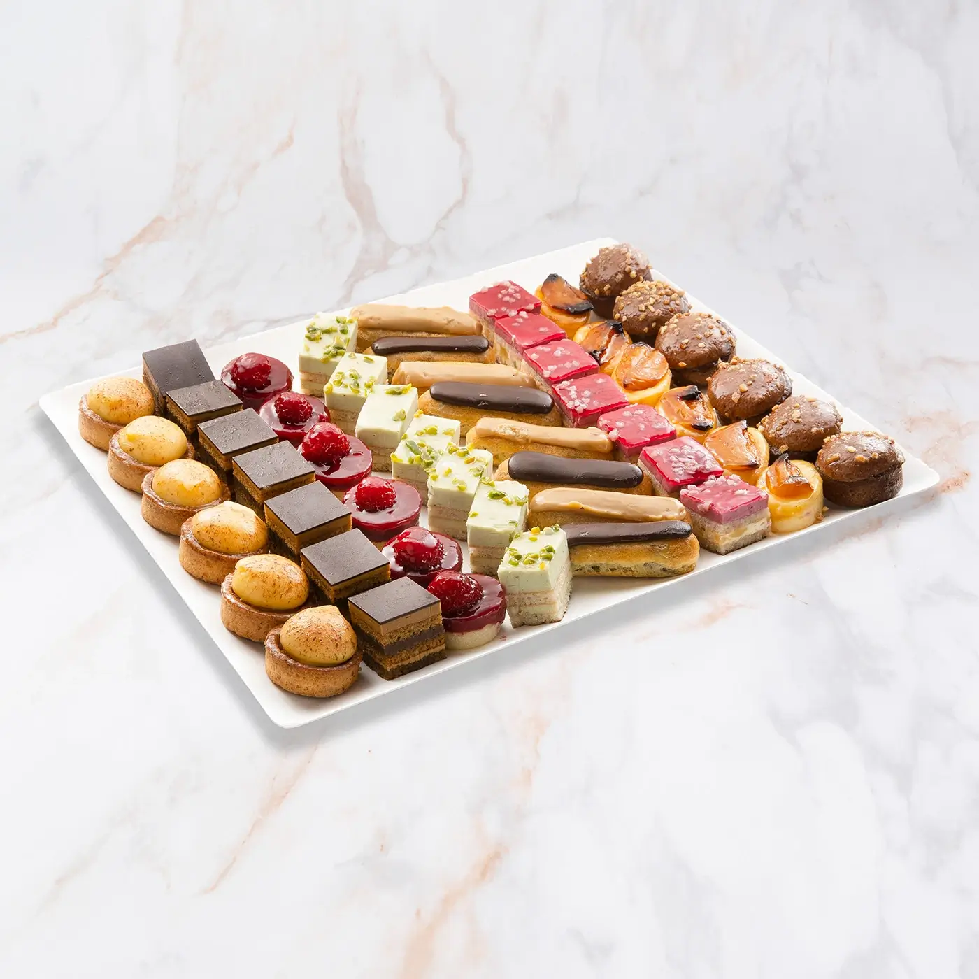 Pièces cocktail sucrées pour événements particuliers ou en entreprise. Apéritif sucré, petits fours, macarons et gourmandises. Livraison sur Paris & IDF. Commandez chez Jardins d’Epicure.