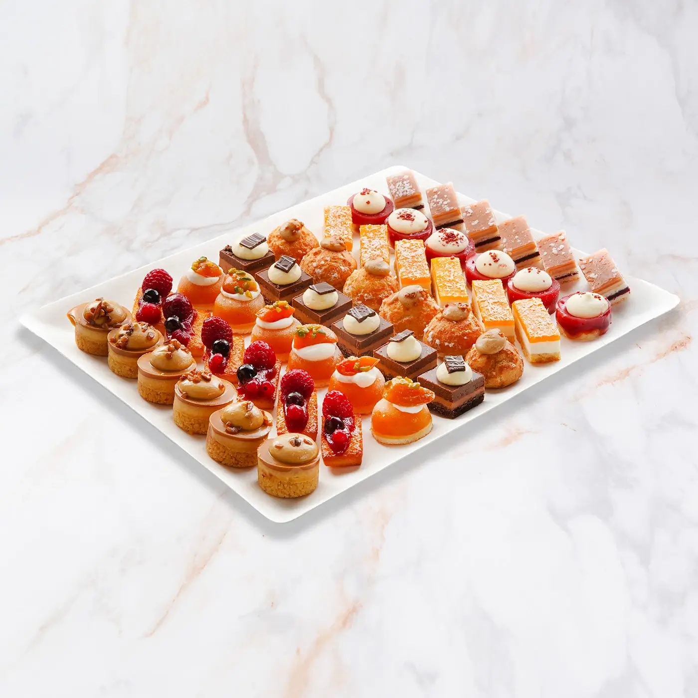 Pièces cocktail sucrées pour événements particuliers ou en entreprise. Apéritif sucré, petits fours, macarons et gourmandises. Livraison sur Paris & IDF. Commandez chez Jardins d’Epicure.