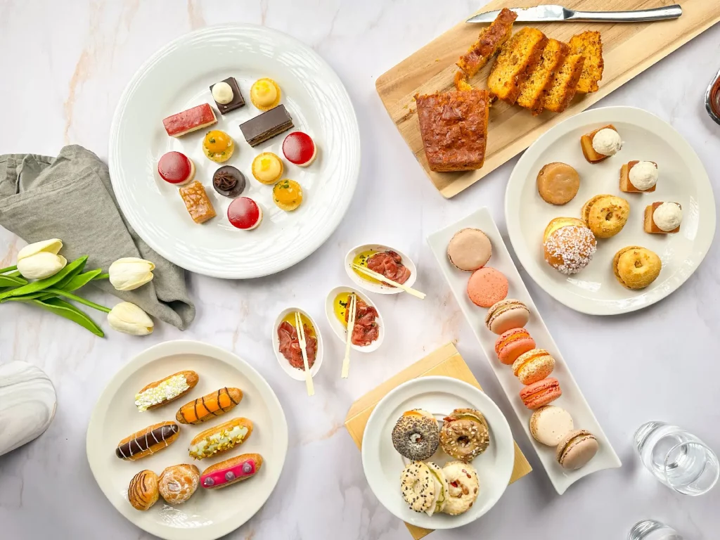 Assortiment de pièces cocktail sucrées et salées été 2025 – Jardins d’Épicure, traiteur Paris