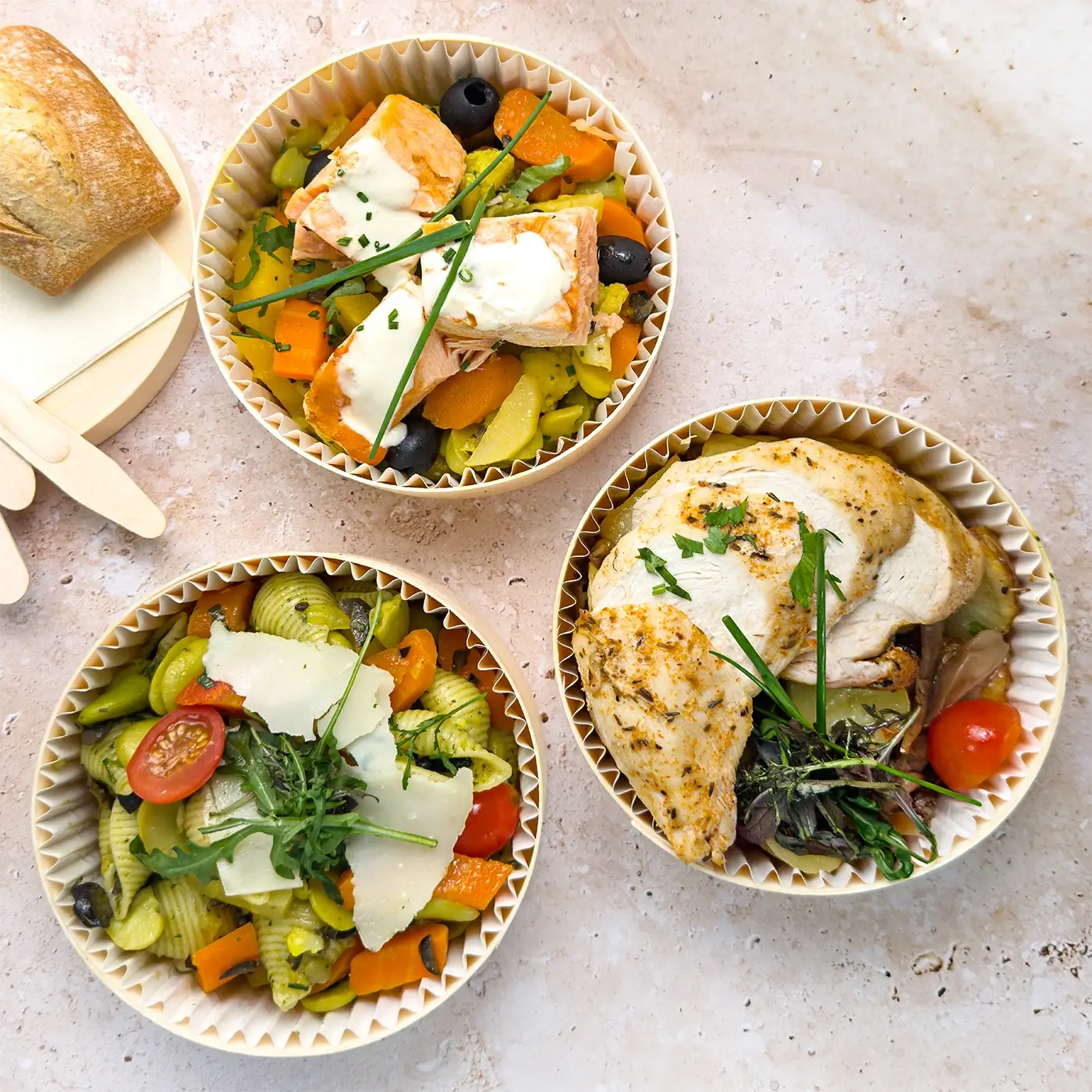 Buffet chaud à partager, 6 personnes, avec salades, boîtes chaudes, desserts et fruits frais.