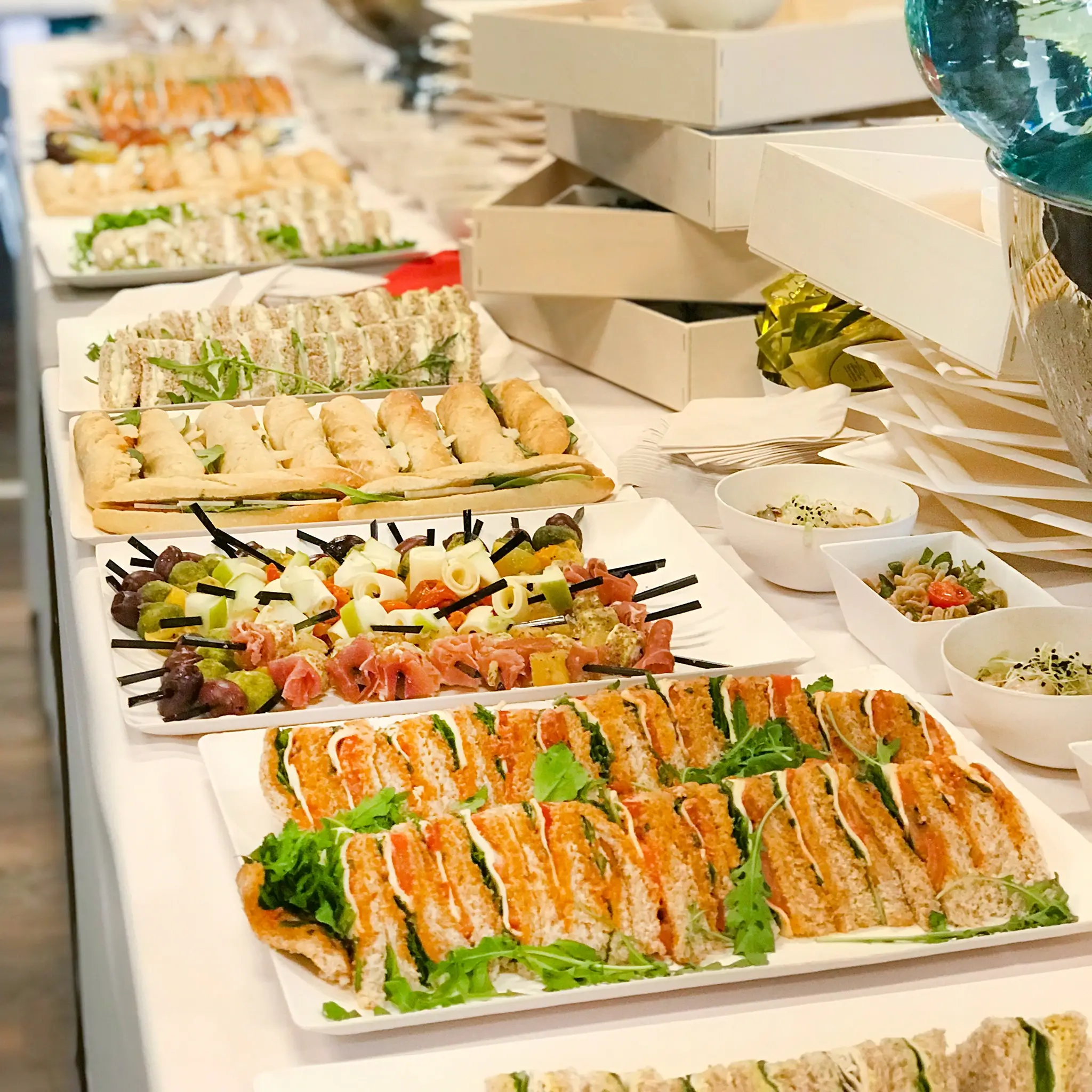 Buffet individuel mange debout à partager avec sandwichs maison et salades en format individuel