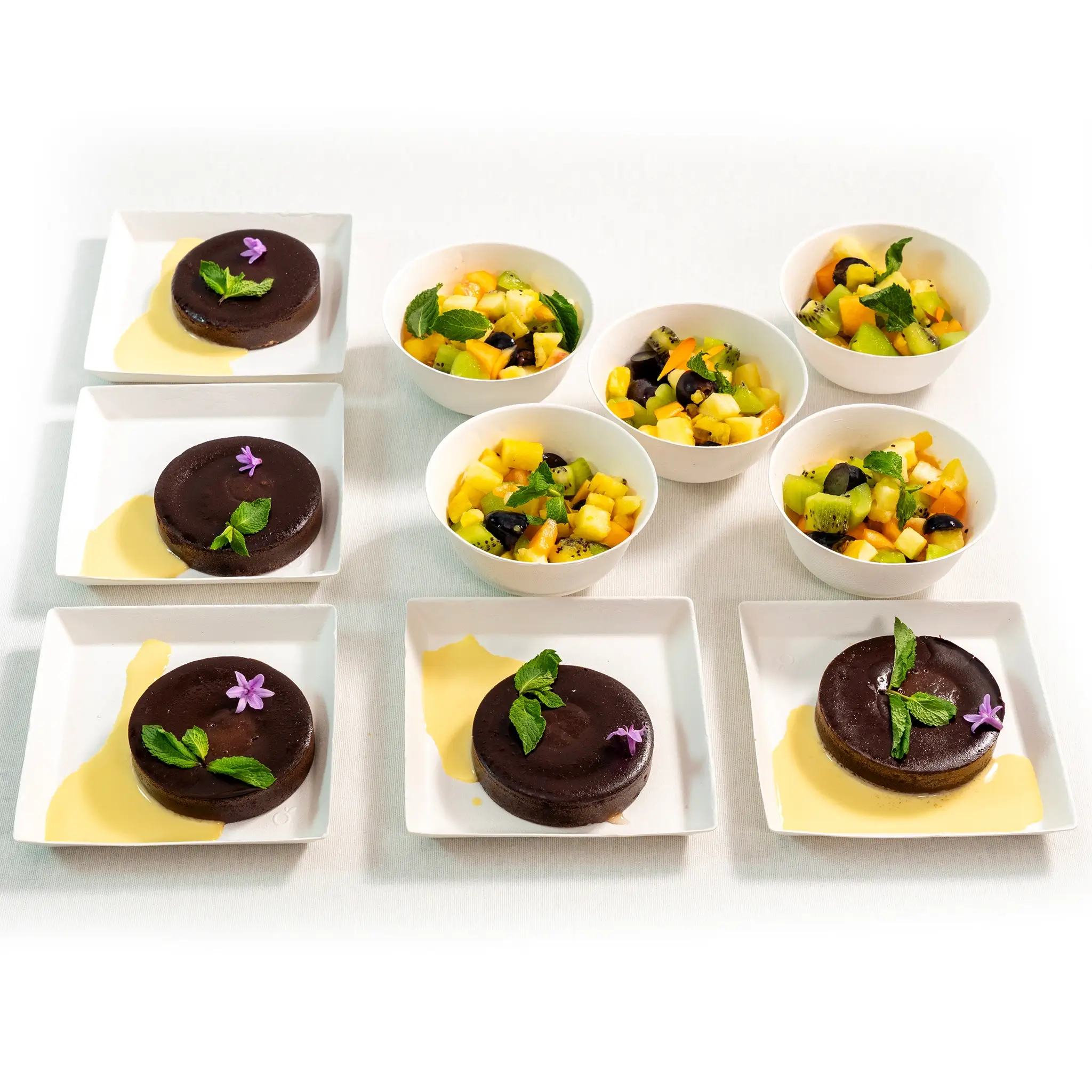 Buffet individuel mange debout à partager avec desserts maison et salade de fruits de saison