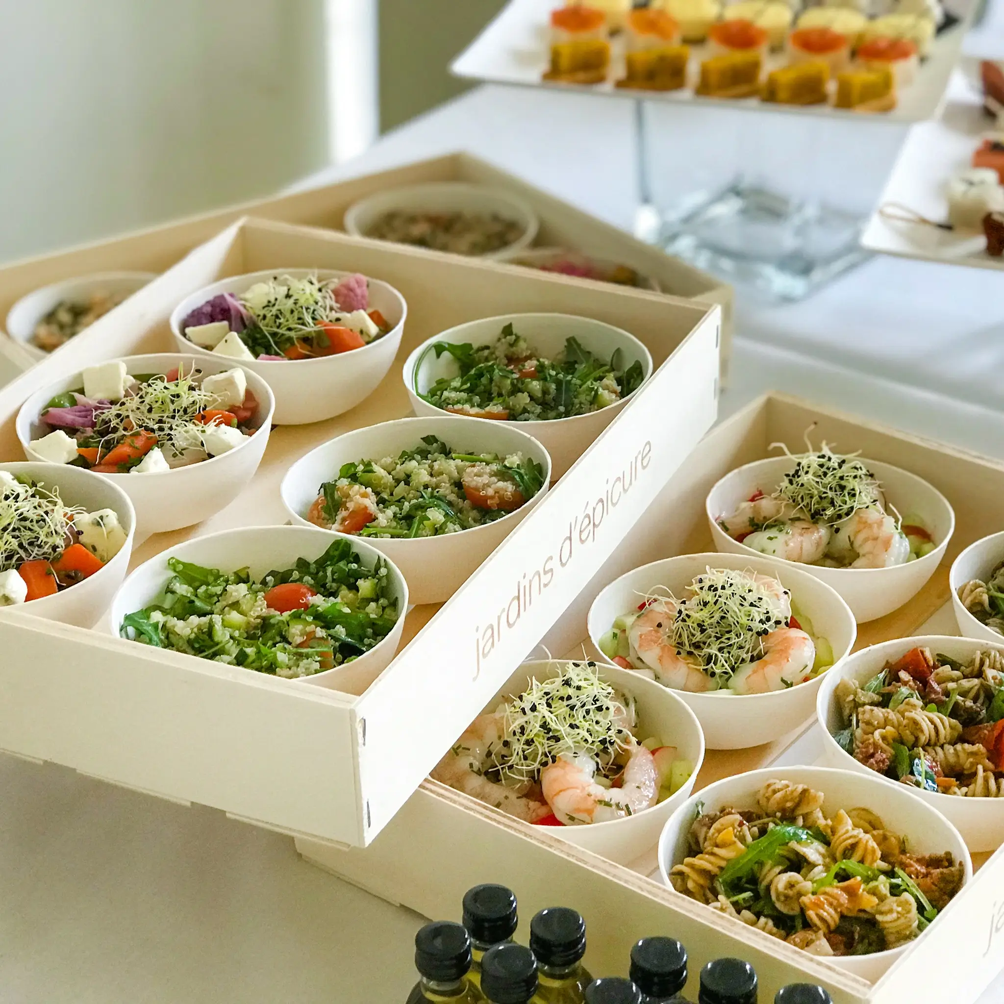 Buffet individuel mange debout à partager avec un large choix de salades en format individuel