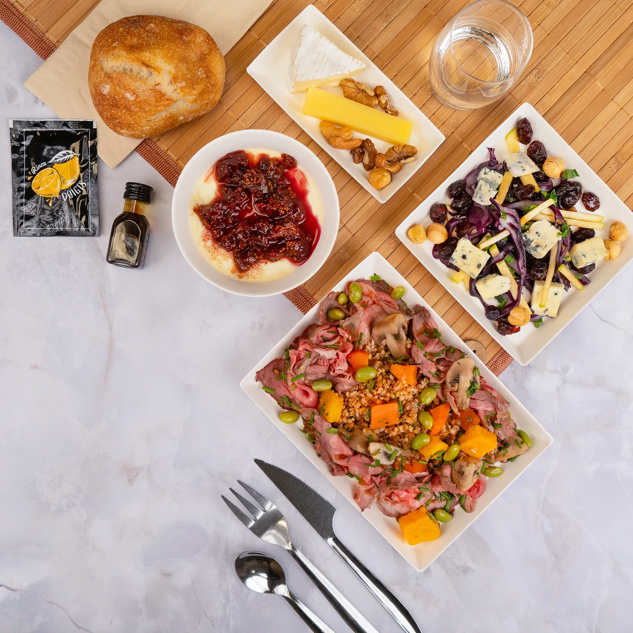 Plateau repas bœuf effiloché, céréales bio & légumes rôtis – Jardins d’Epicure Traiteur Paris et Île-de-France