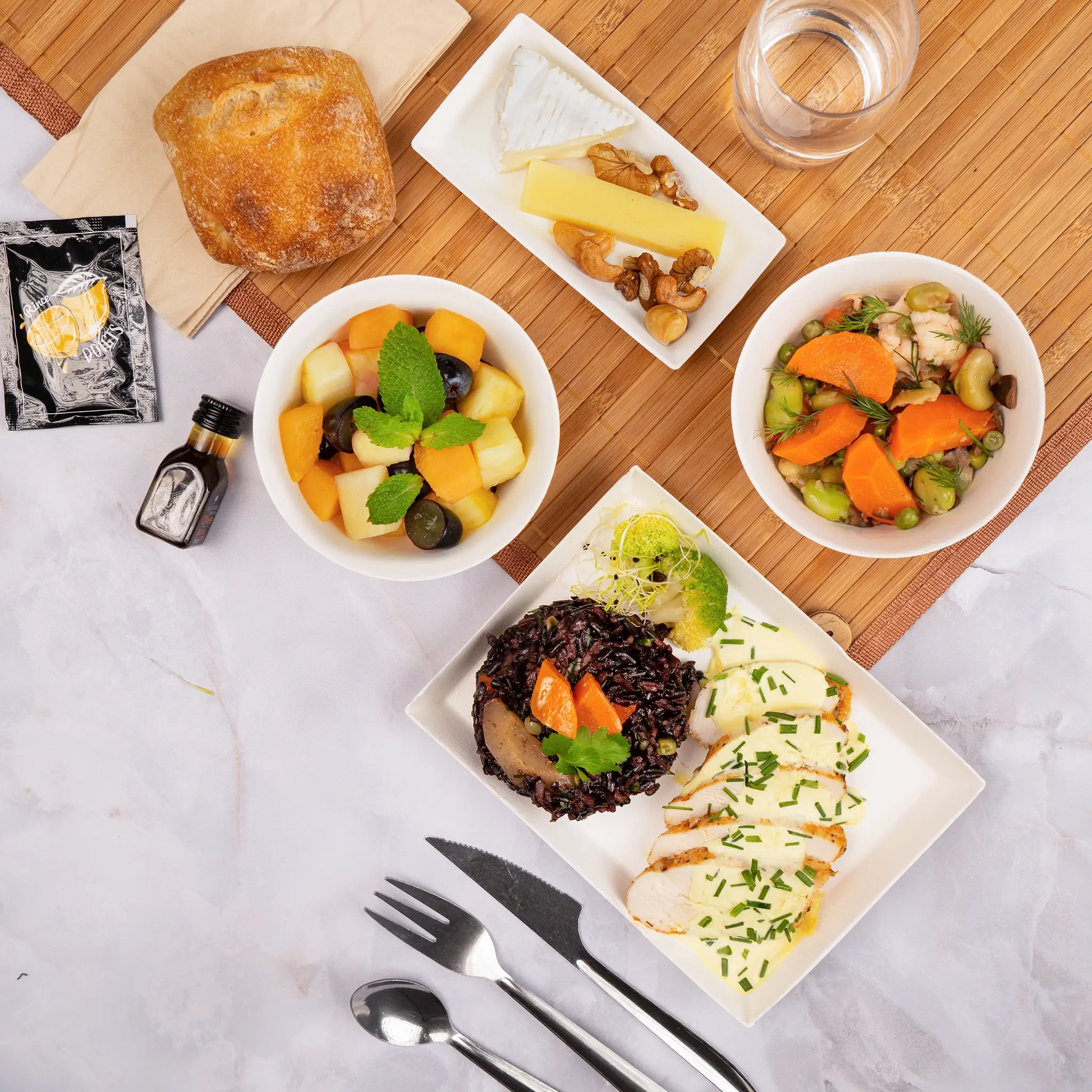 Plateau repas poulet citronné & riz noir – Jardins d’Epicure Traiteur Paris & Île-de-France