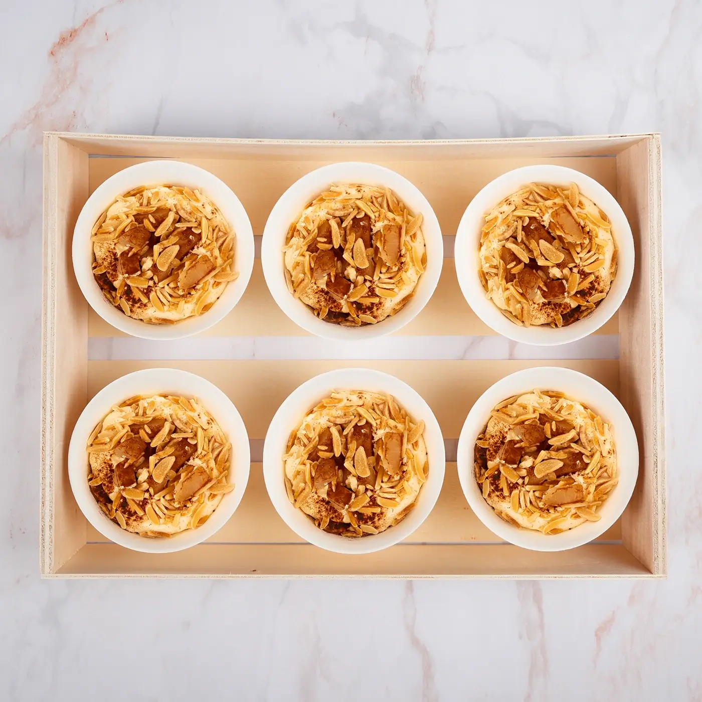 Fontainebleau à la vanille, poires, amandes et cannelle fait maison en verrine compostable – Jardins d’Epicure Traiteur Paris