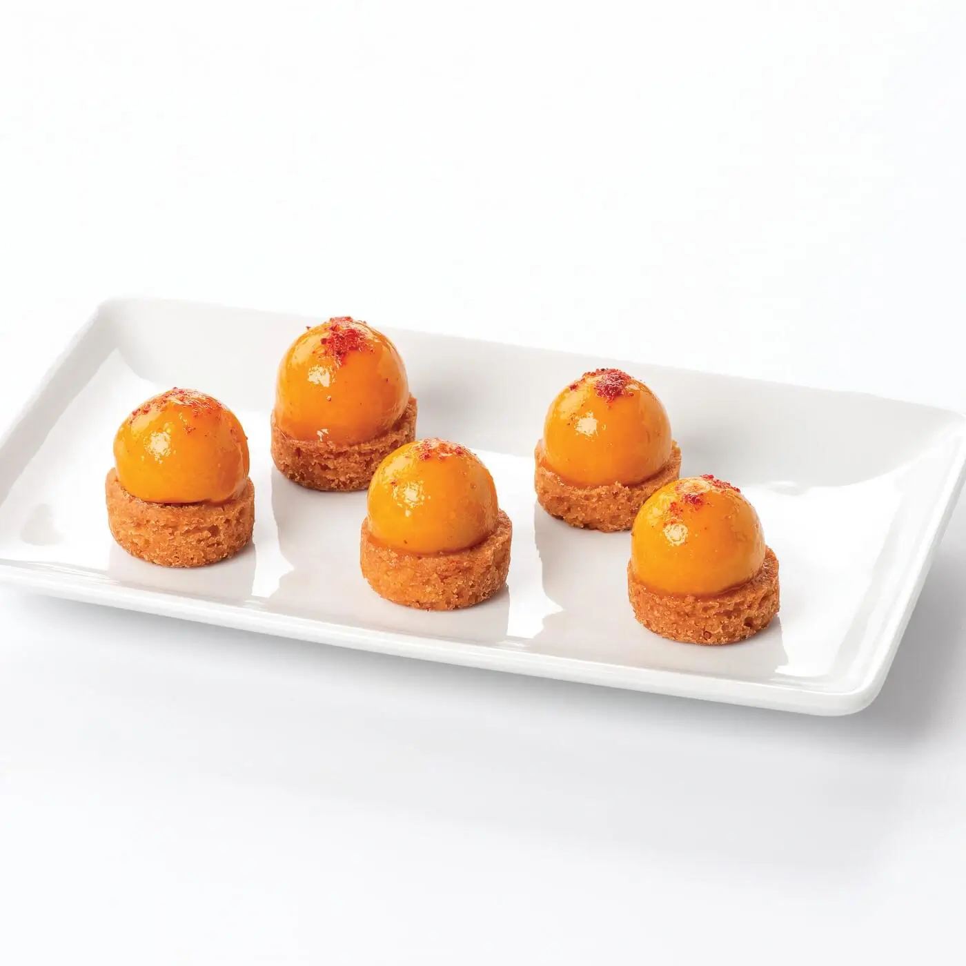 Mini dômes foie gras framboise et mangue présentés en plateau traiteur premium