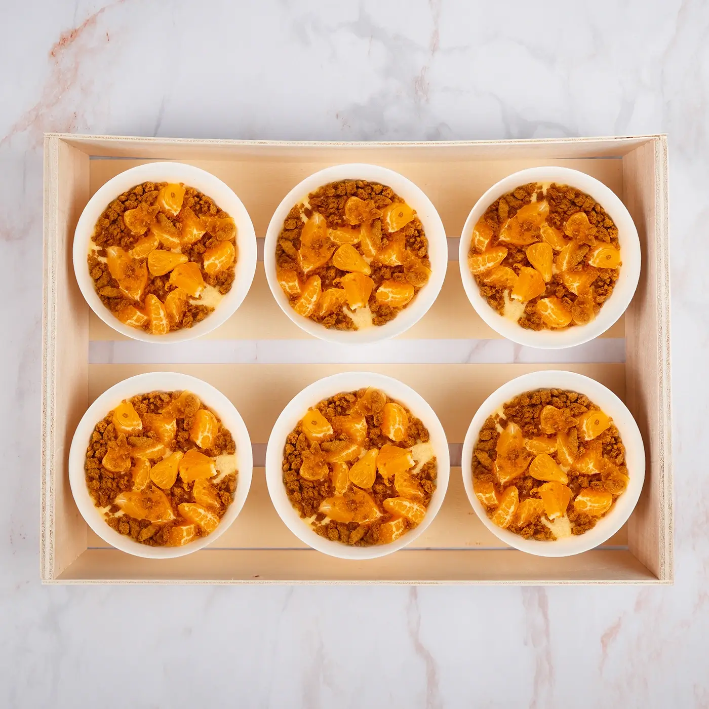 Panna cotta à la clémentine et crumble de spéculoos fait maison en verrine compostable – Jardins d’Epicure Traiteur Paris