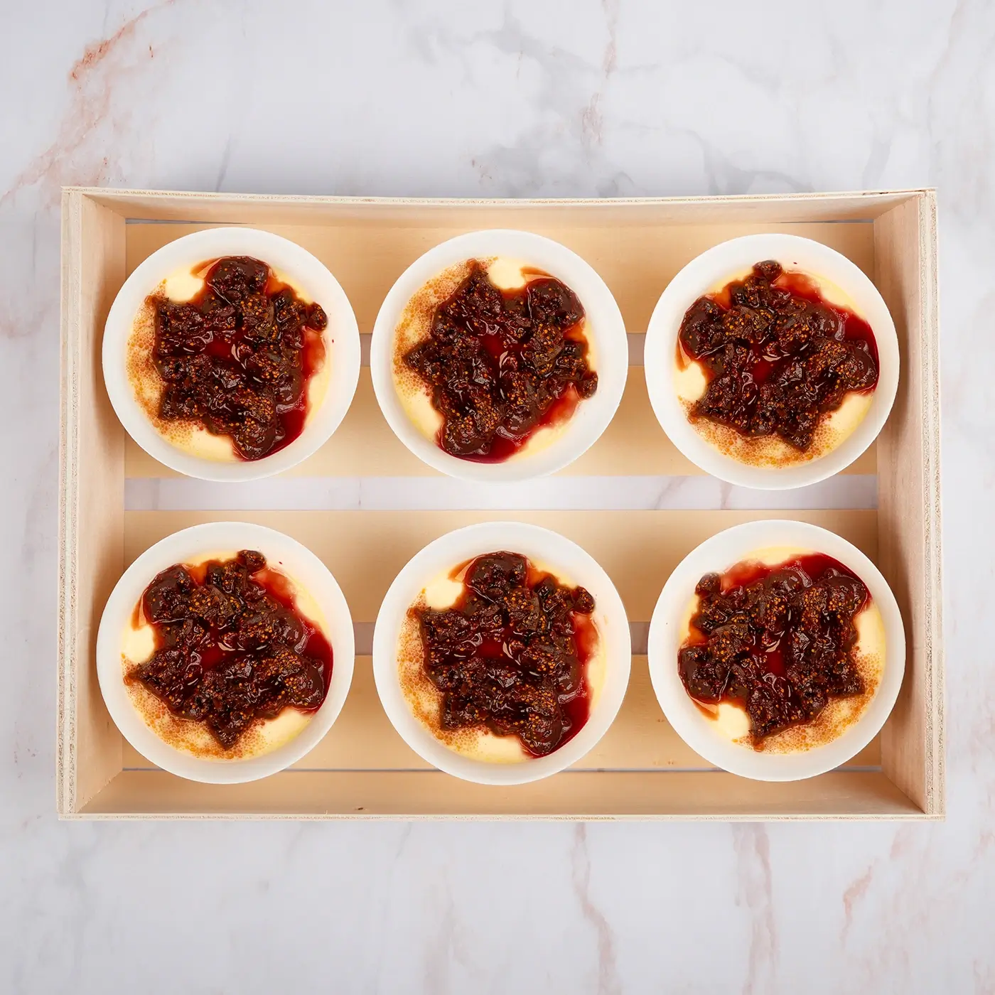 Panna cotta à la vanille et compotée de figues de saison en verrine compostable – Jardins d’Epicure Traiteur Paris