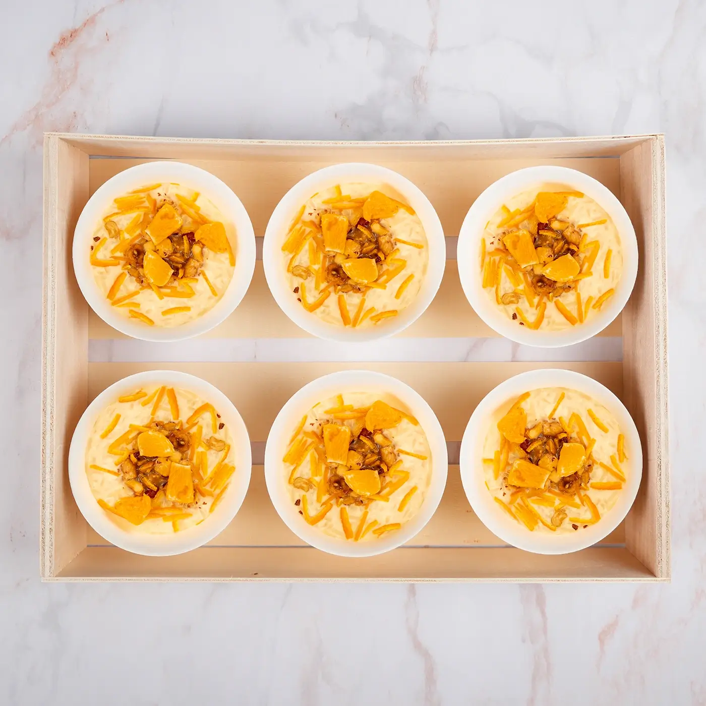 Riz au lait maison aux zestes de clémentine et noisettes caramélisées en verrine compostable – Jardins d’Epicure Traiteur Paris