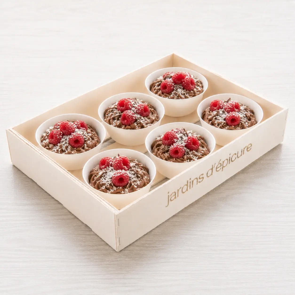 Plateau de 6 verrines mousse chocolat coco râpée et framboises Les Jardins d’Épicure