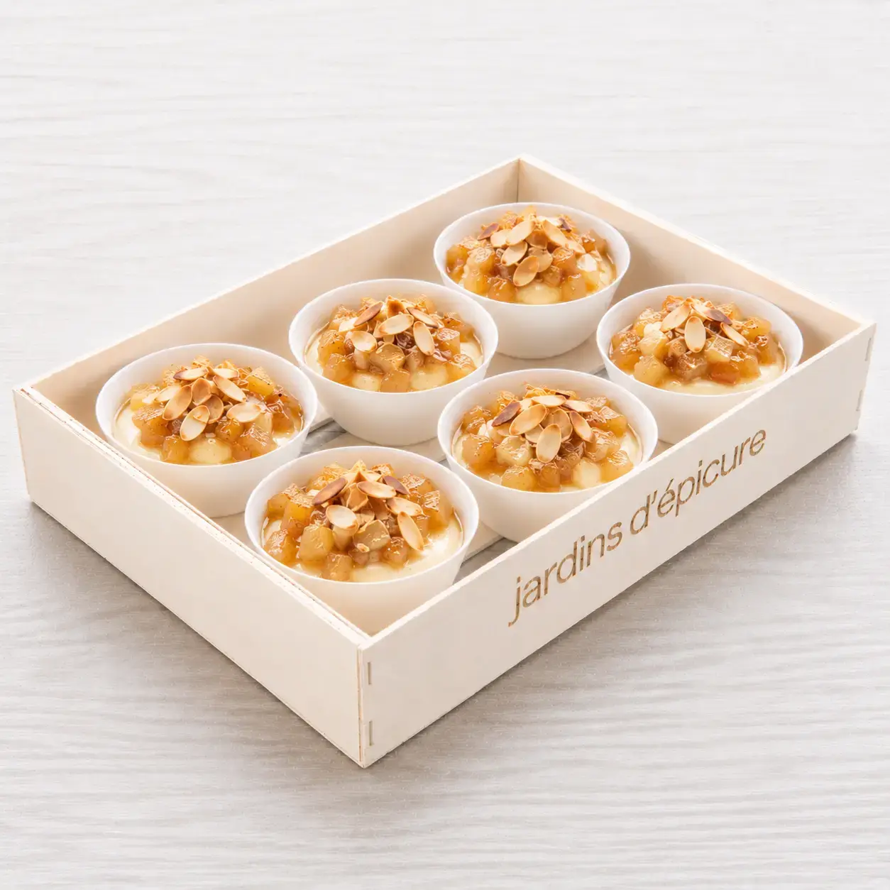 Plateau de 6 verrines desserts panna cotta vanille et compotée de pommes-poires aux amandes effilées — Les Jardins d'Épicure, traiteur à Paris et en Île-de-France