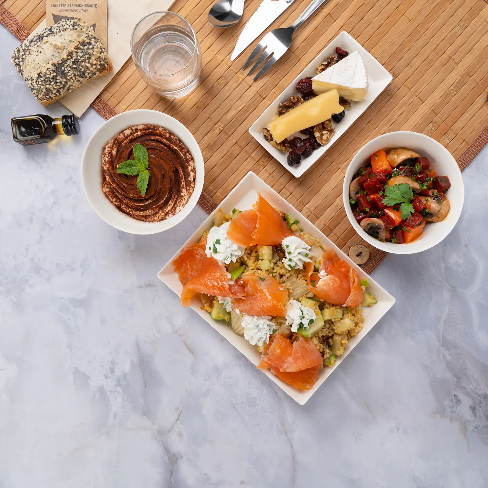 Plateau repas d'entreprise salade Viking au saumon fumé maison, fenouil et épeautre, servi sur set bambou avec couverts inox — Les Jardins d'Épicure, traiteur à Paris et en Île-de-France